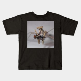 Praying Mantis with a fly. Kids T-Shirt